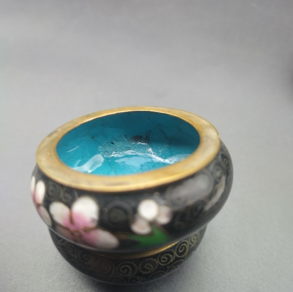 Pair Vintage Salt Cellars & Pepper Shakers Black w White Enamel Painted Flowers - Picture 12 of 12